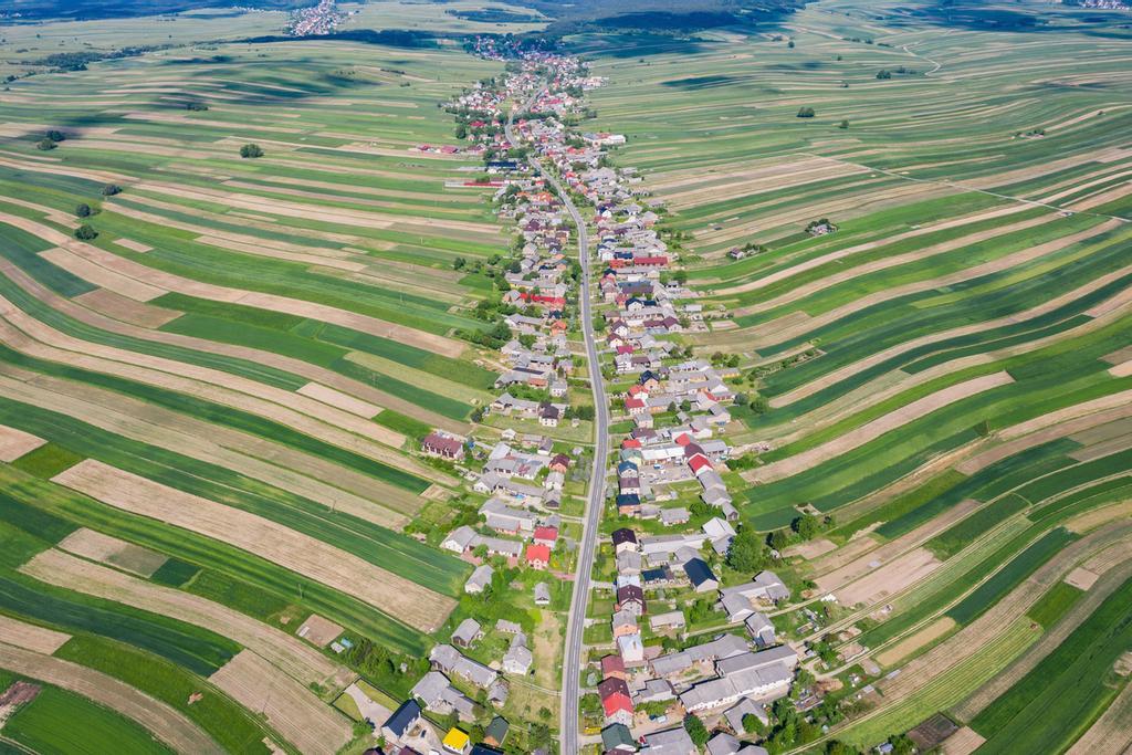 Este pueblo solo tiene una calle que lo recorre de punta a punta.