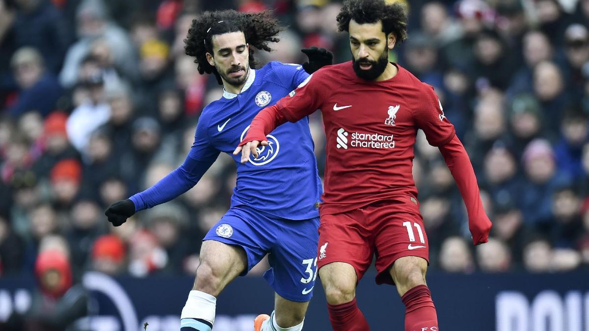 Cucurella en una disputa con Salah