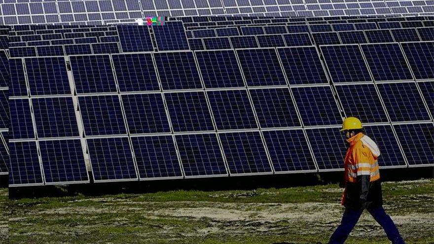 Trabajadores entre paneles fotovoltaicos.