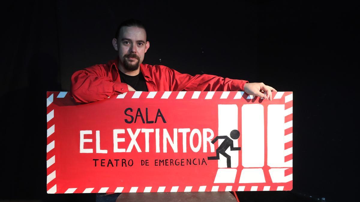 Óscar Castro vuelve, tras cinco años de parón, a recuperar la programación artística de la sala El Extintor.