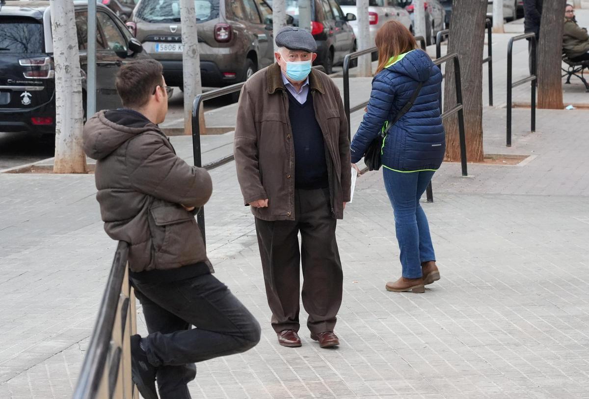 Personas con mascarilla a las puertas del centro de salud Palleter