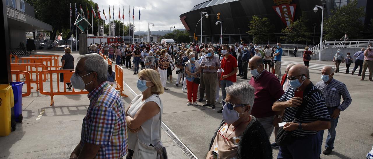 Público esperando para entrar en la Feria de Muestras, hoy