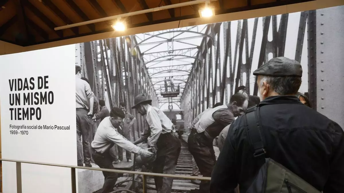 El Pueblu d'Asturies realza la fotografía social de Mario Pascual con la exposición "Vidas de un mismo tiempo"
