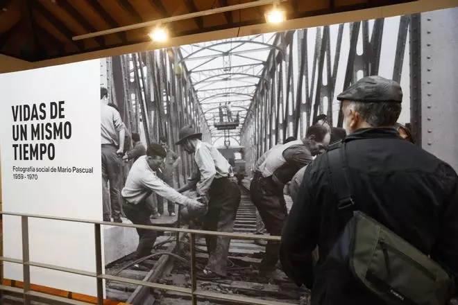 El Pueblu d'Asturies inaugura una exposición fotográfica de Mario Pascual (en imágenes)