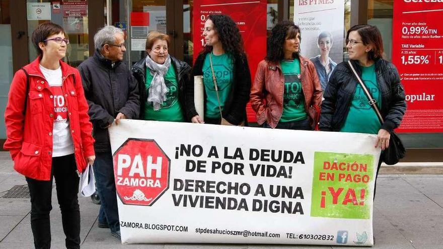 Jessica López, a la izquierda, acompañada por miembros de la PAH de Zamora.