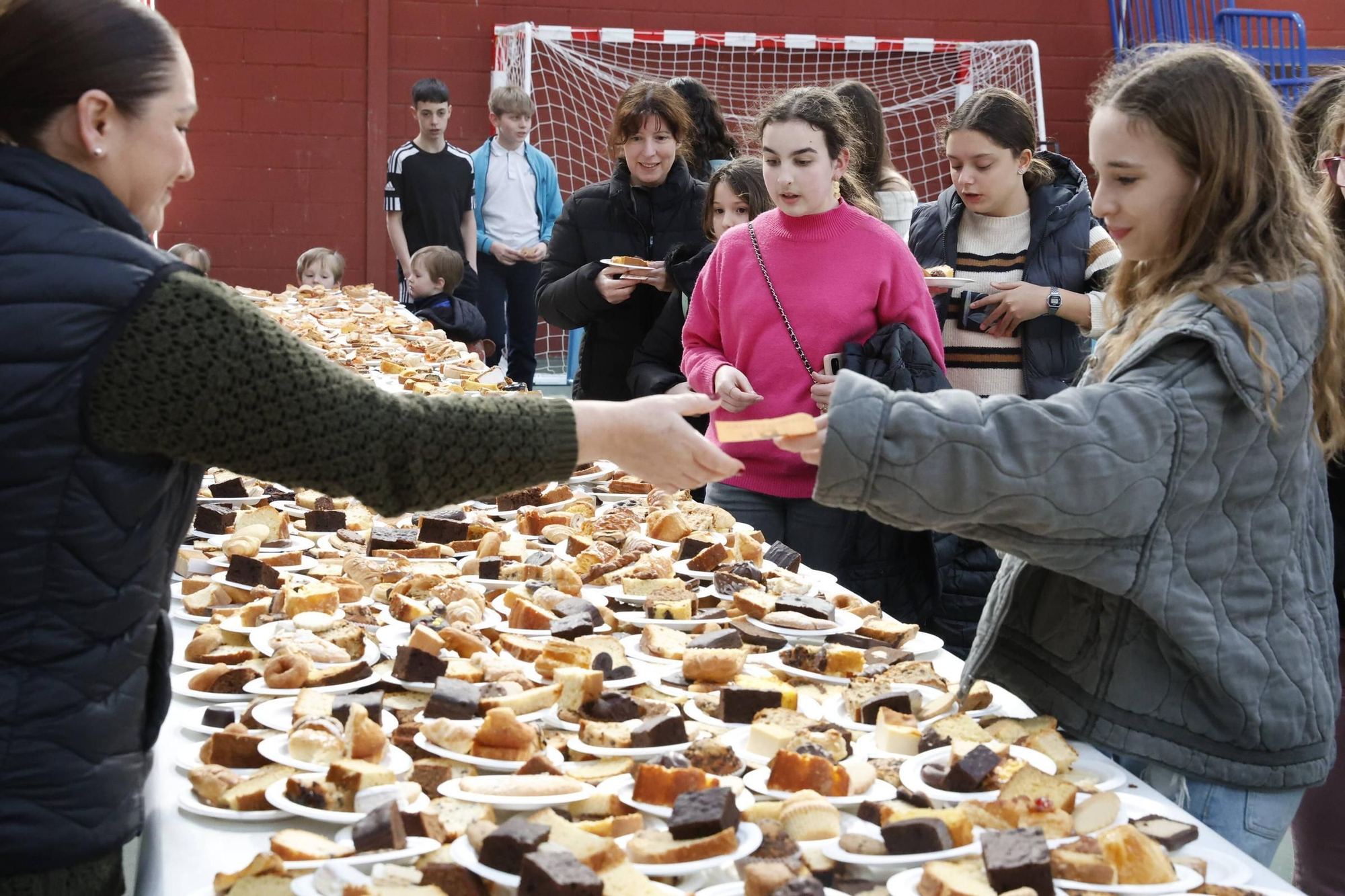 Así fue la merienda solidaria en los jesuitas de Gijón (en imágenes)
