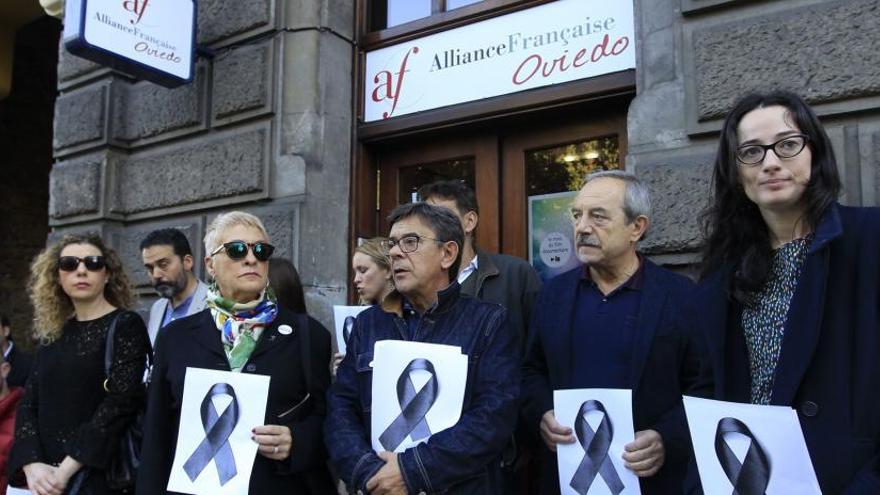 Concentración ante la Alianza francesa de Oviedo