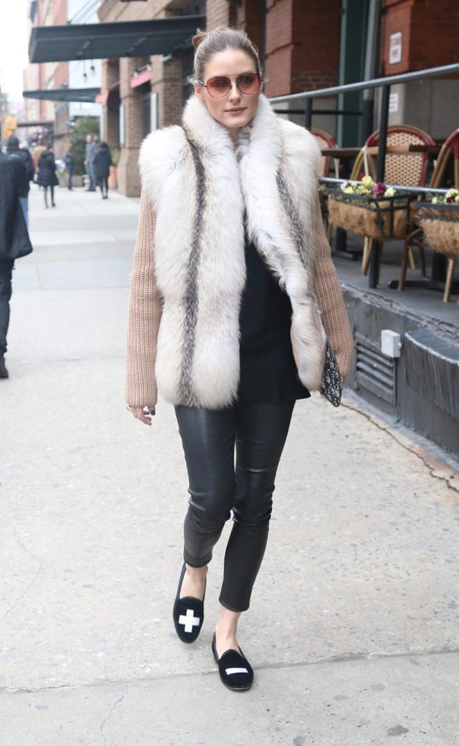 Olivia Palermo con slippers negras con bordados