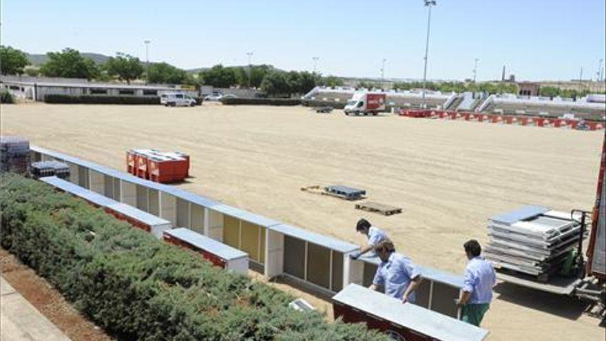 Operarios trabajando en la pista del hípico en una foto de archivo.