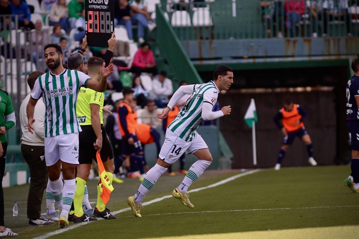 Imagen del cambio de Rubén Alves en su último partido disputado esta temporada entre el Córdoba CF y el Eibar