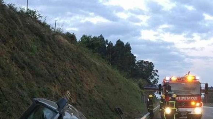 Coche accidentado en el corredor. // Servizo Municipal de Emerxencias