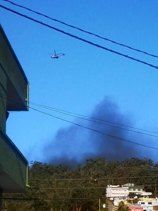 El incendio de una guagua hace peligrar el monte de Teror