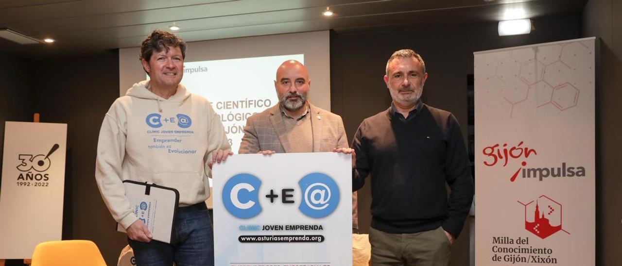 Por la izquierda, Kike Riesgo, Santos Tejón y Luis Díaz, ayer, en la presentación del programa Clinic Joven Emprenda.