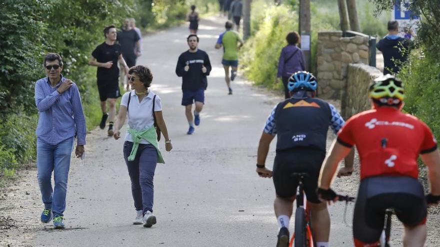 Persones caminant i practicant esport a la Vall de Sant Daniel