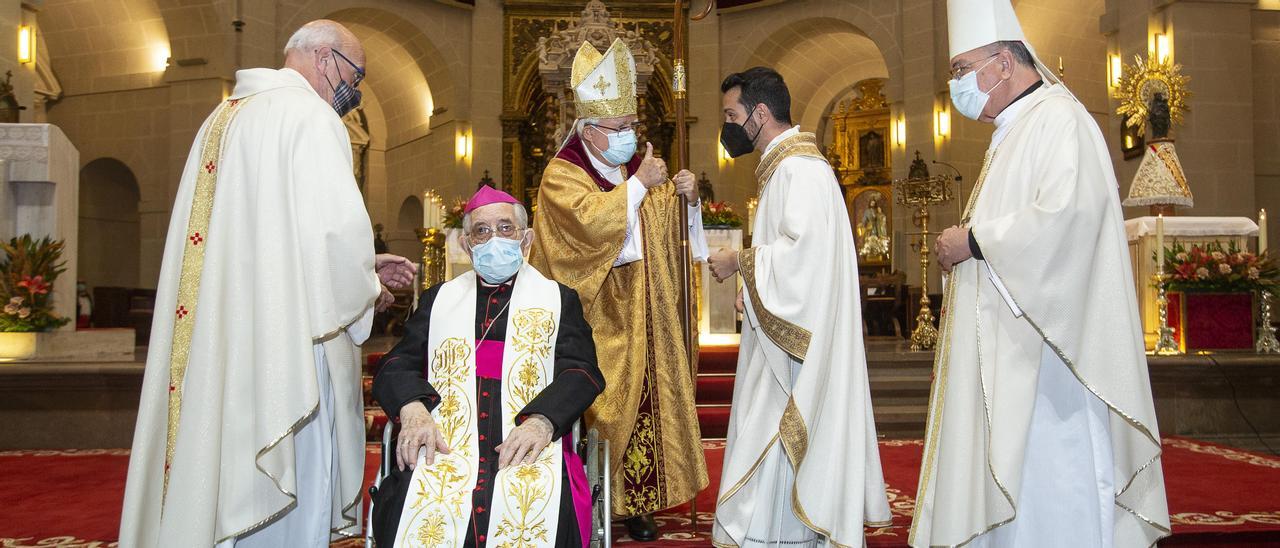 El obispo con el nuevo sacerdote y otros representantes de la Iglesia