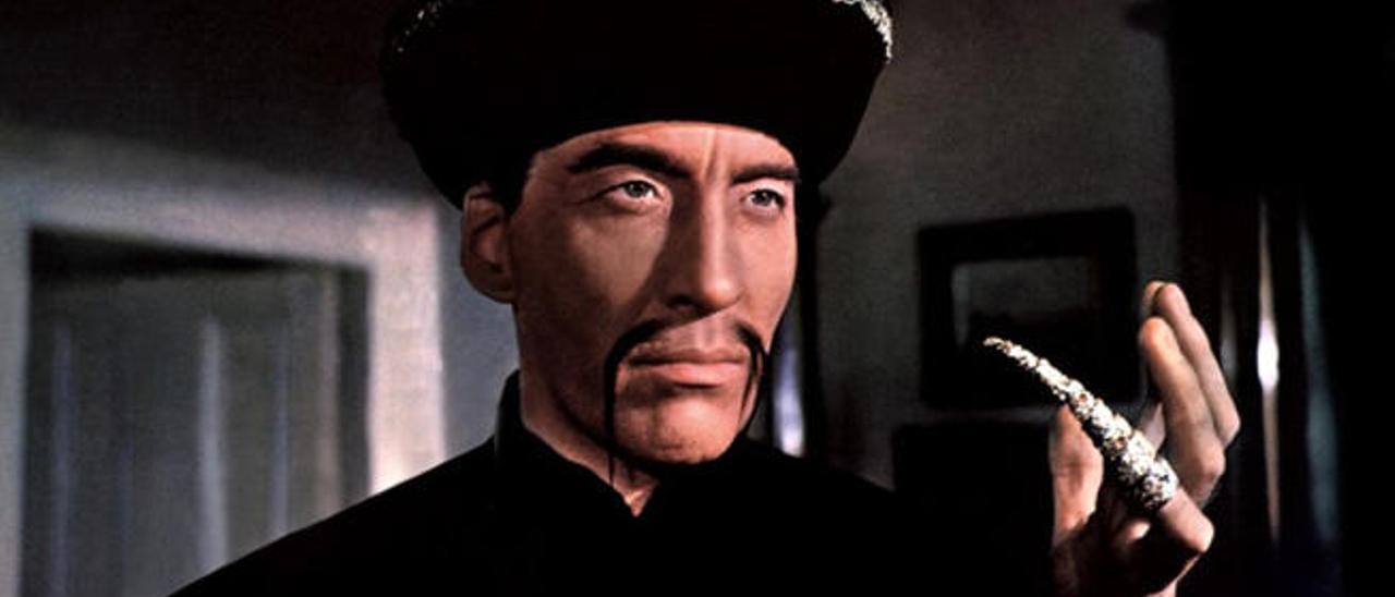 Christopher Lee caracterizado como Fu Manchu.