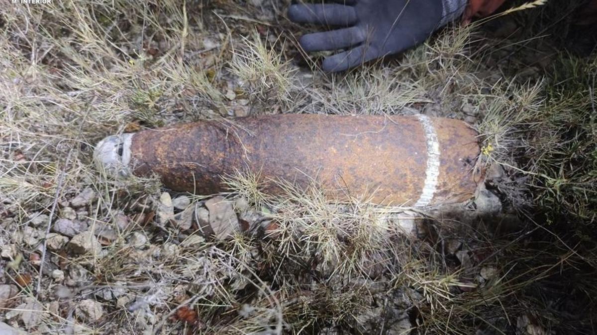 Els bombers troben una bomba de la Guerra Civil durant l’extinció de l’incendi de Begís Els bombers troben una bomba de la Guerra Civil durant l’extinció de l’incendi de Begís