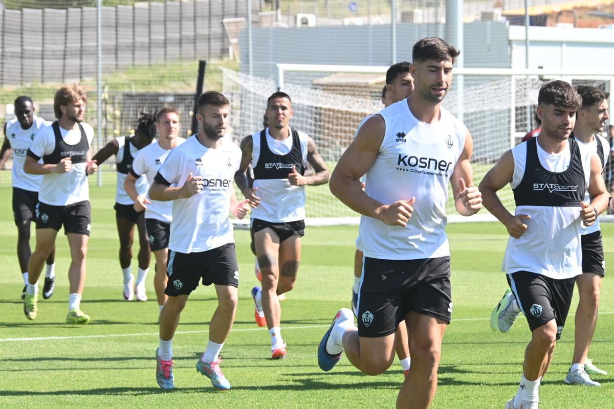 Entrenamiento de los 'orelluts', en la Ciudad Deportiva Globeenergy, antes del Castellón-Eibar