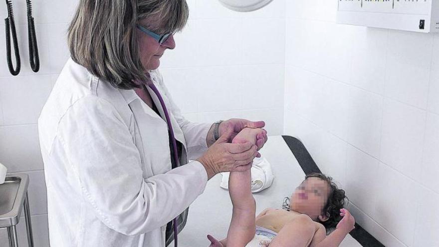 Solo la mitad de médicos que trata a niños en Castelló son pediatras