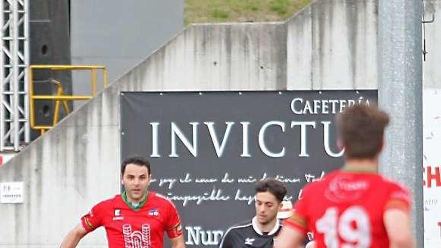 Vicente conduce el balón en el partido de ayer. // Bernabé/J. C. Asorey