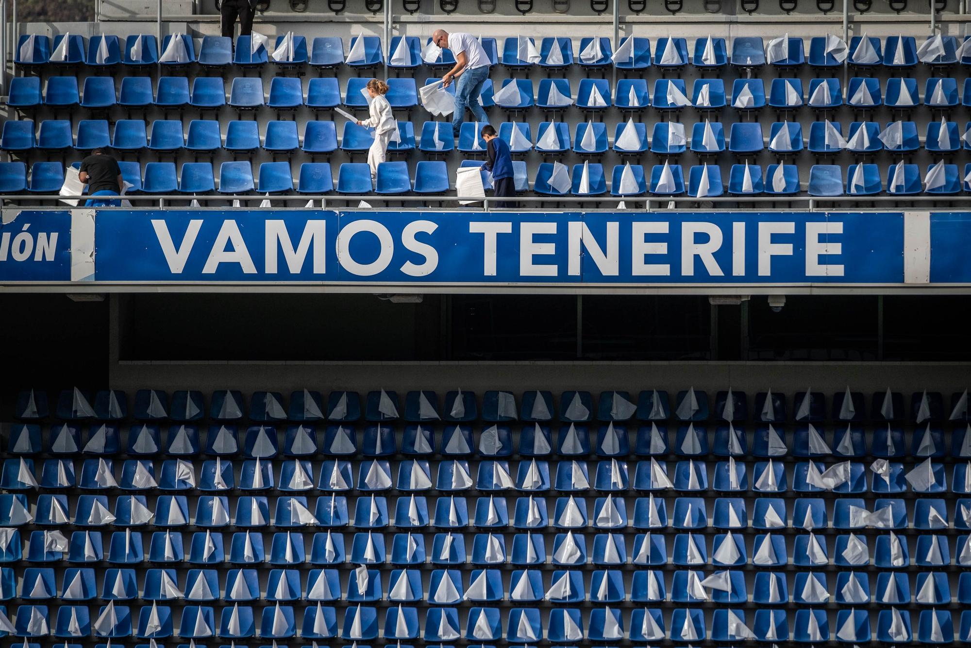 Preparación del tifo gigante para el partido CD Tenerife - UD Las Palmas