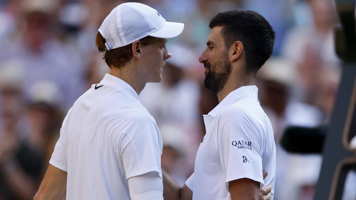 Sinner y Djokovic durante el partido entre ambos el pasado julio