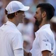 Sinner y Djokovic durante el partido entre ambos el pasado julio
