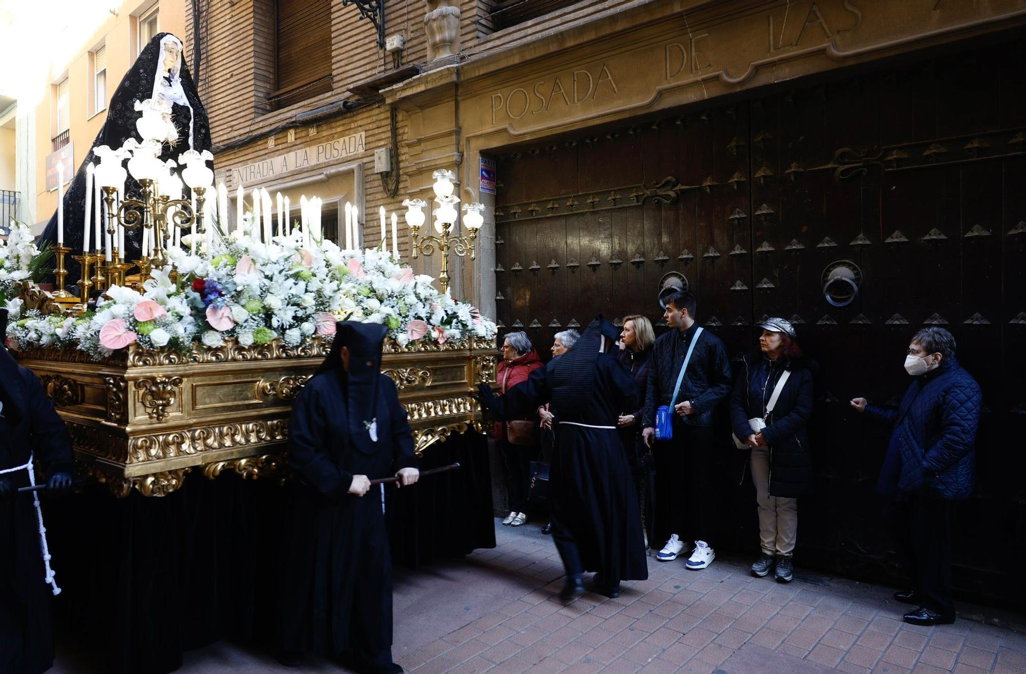 En imágenes | La procesión de 'Las Esclavas' sale a las calles de Zaragoza