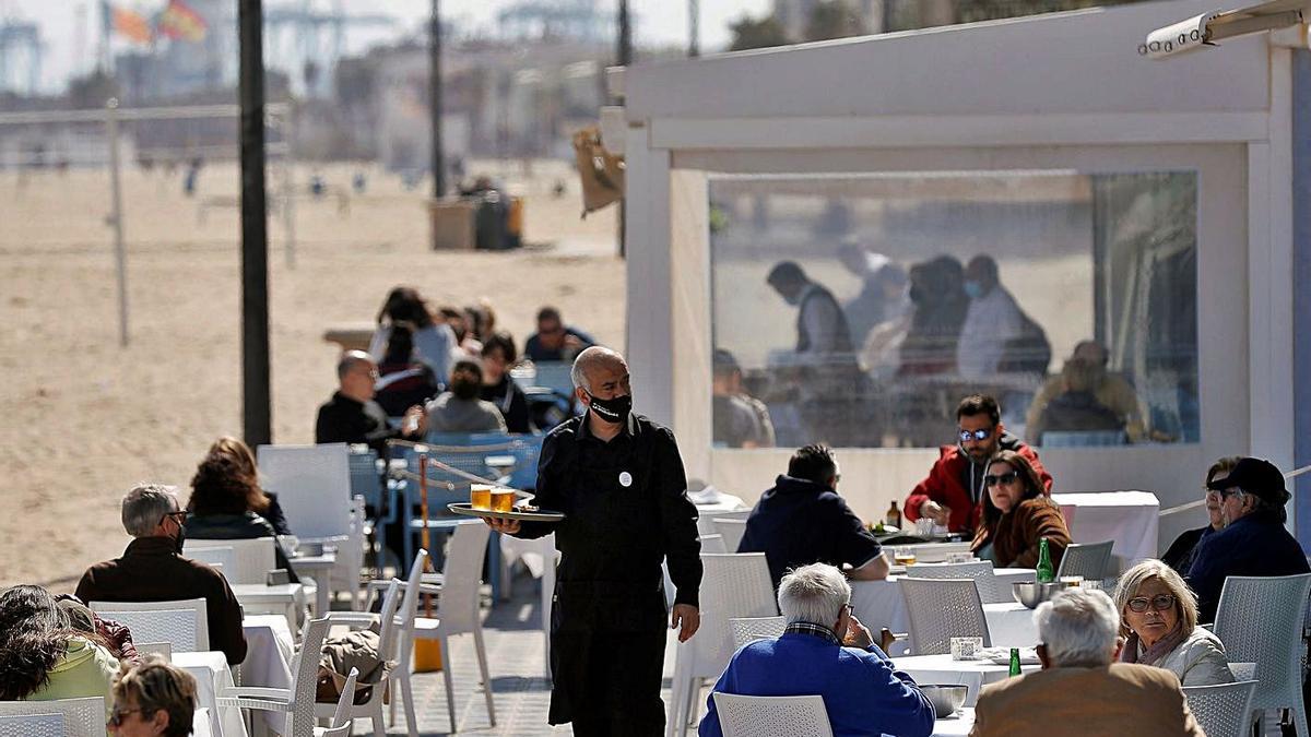 Una imagen de un restaurante, ayer, junto a la playa de la Malvarrosa, en València. | EFE/MANUEL BRUQUE