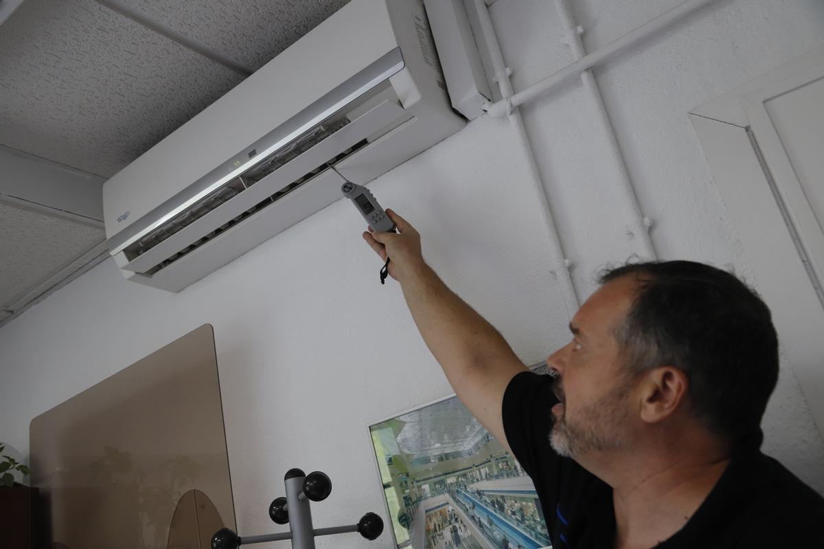 Un vecino de Córdoba activa un aparato de aire acondicionado