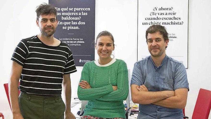 Rubén, Ester y David en el estudio de la agencia, donde tienen expuestos los carteles de la campaña.