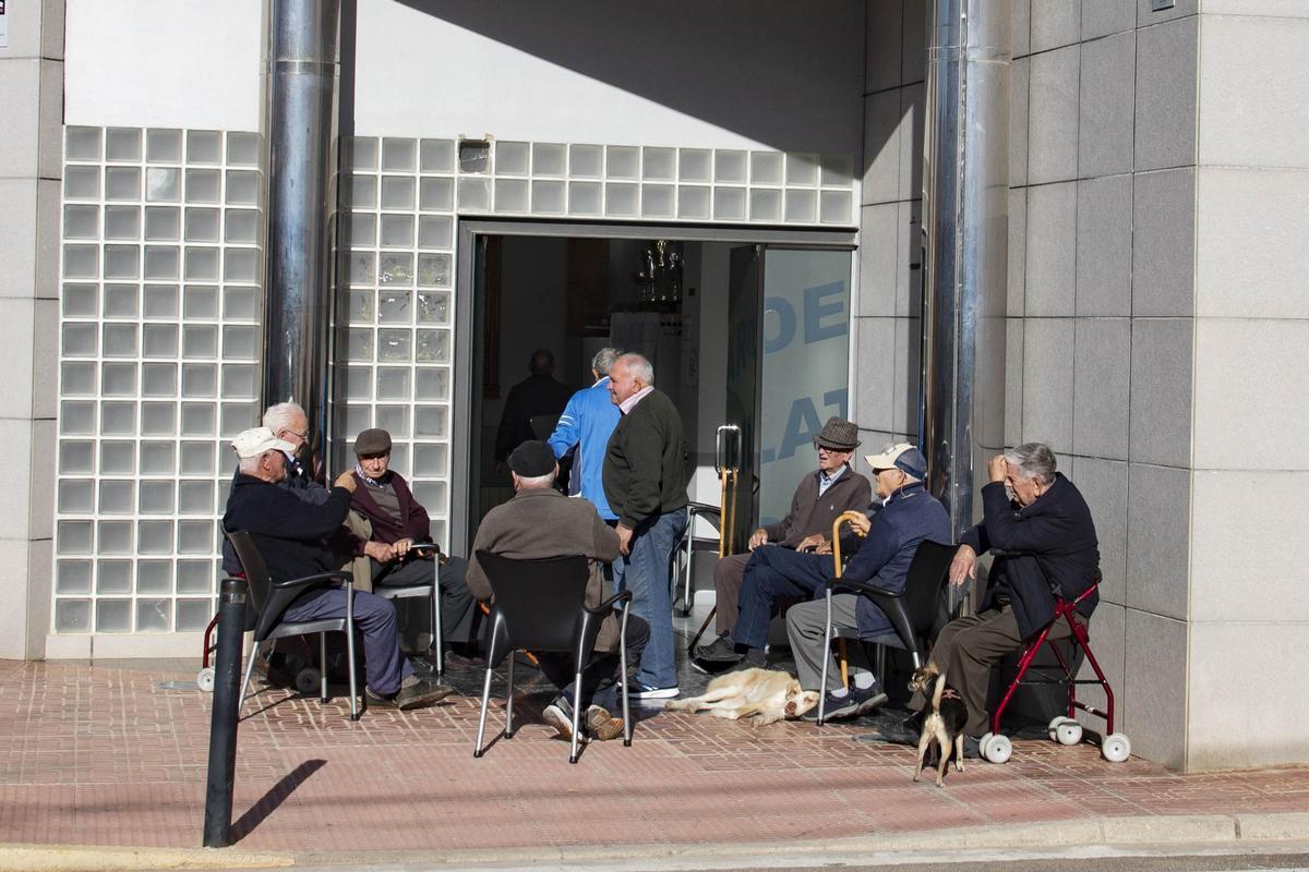 Un grup d’hòmens a les portes d’una llar del jubilat