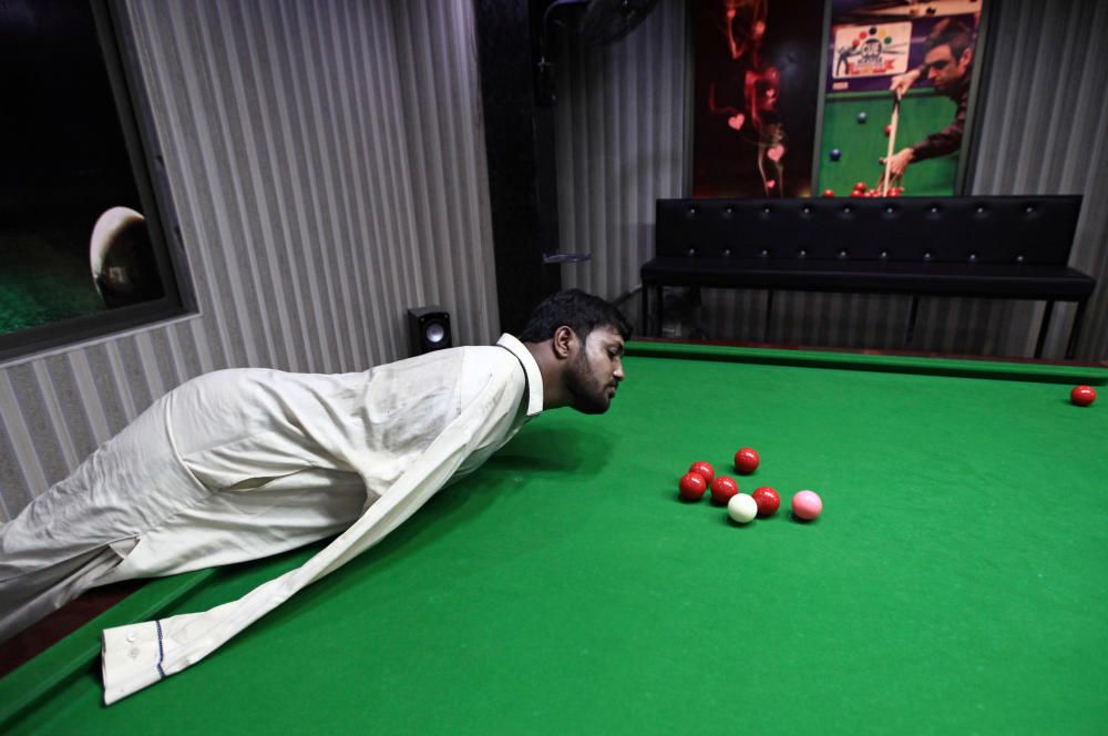 Pakistani born without arms excels in snooker in ...