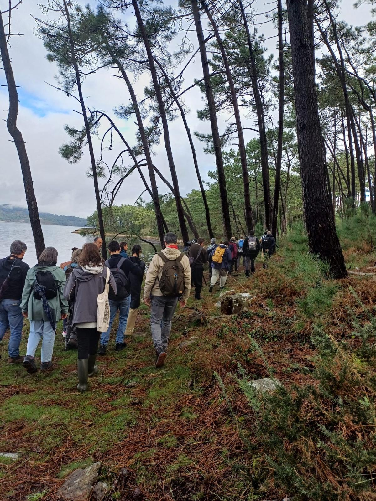 Asistentes a la visita guiada a la isla de Cortegada para disfrutar de su flora y su fauna.