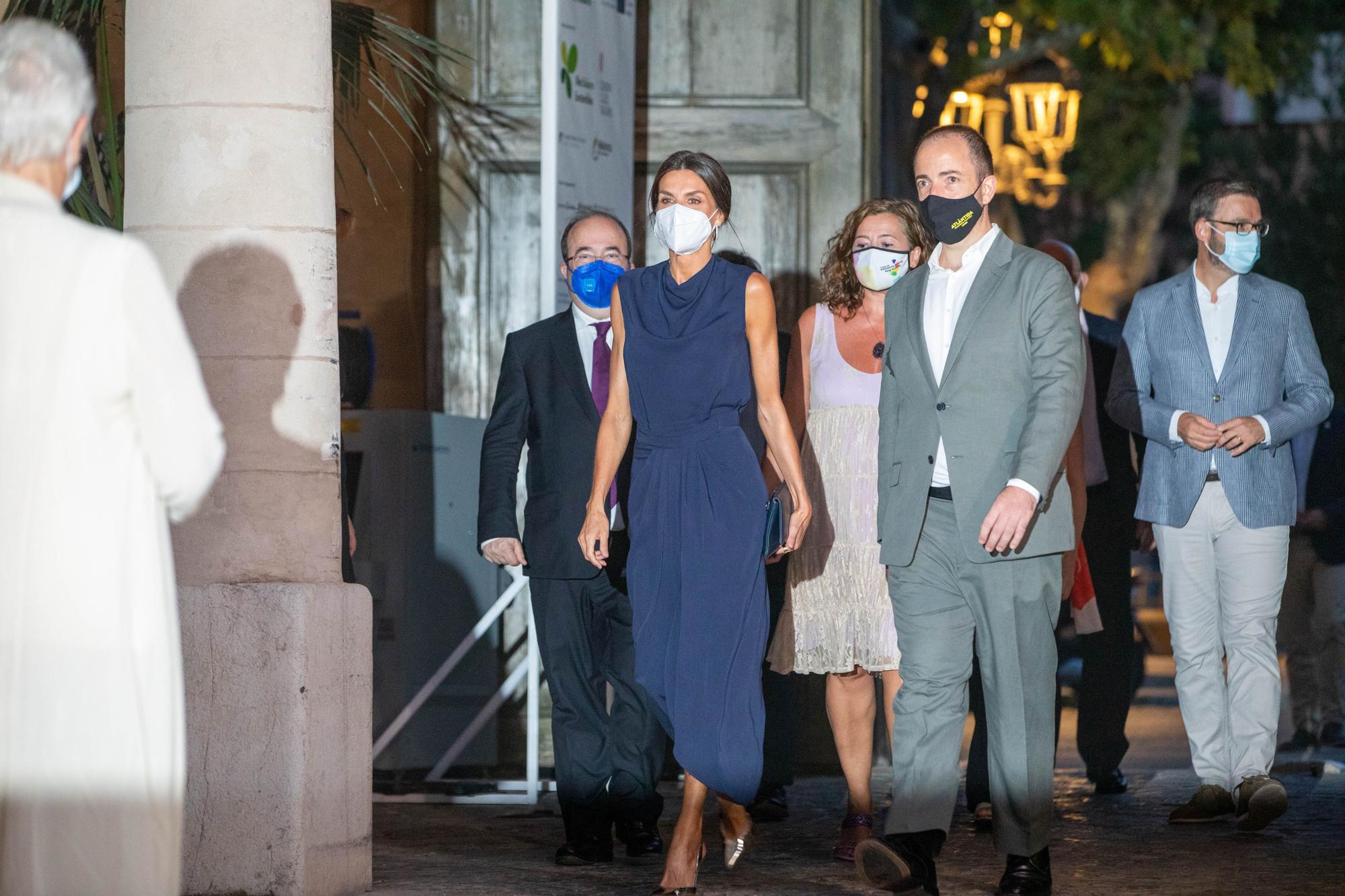 La Reina olvida el luto con vestido de seda en Atlàntida Film Festival