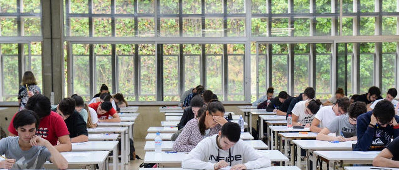 Más de 2.000 alumnos de 54 centros canarios se examinan estos días de PISA