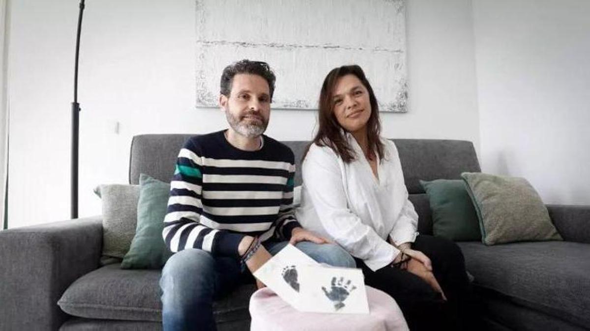 Lydia Vidal i la seva parella amb les empremtes de la seva filla Vega, que va morir al final de l'embaràs