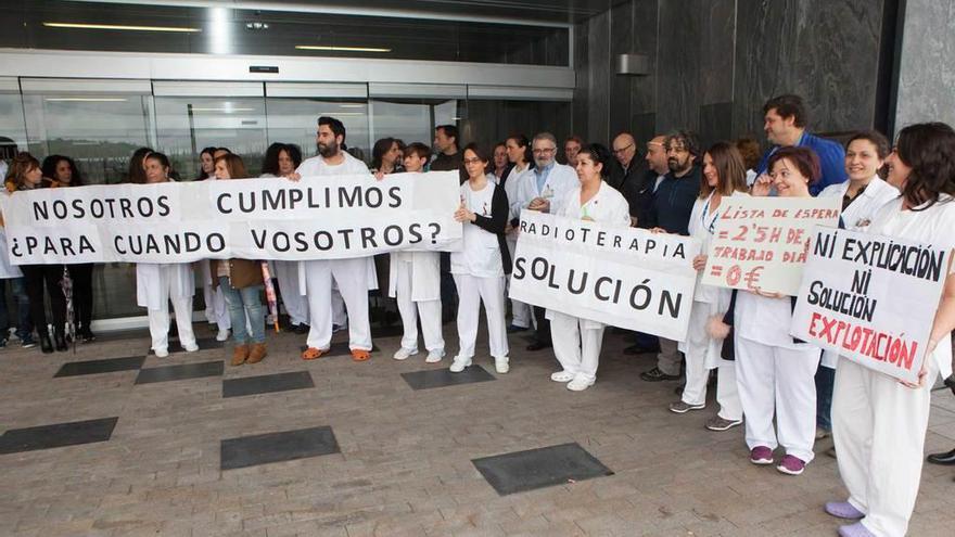 El personal de Oncología Radioterápica, durante la concentración de ayer en el HUCA.