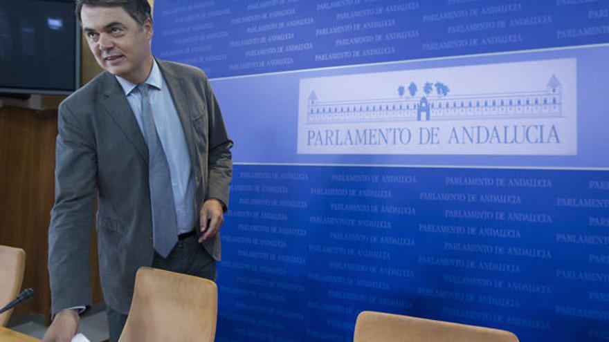 Carlos Rojas (PP) dio una rueda de prensa para criticar los recortes en Salud.