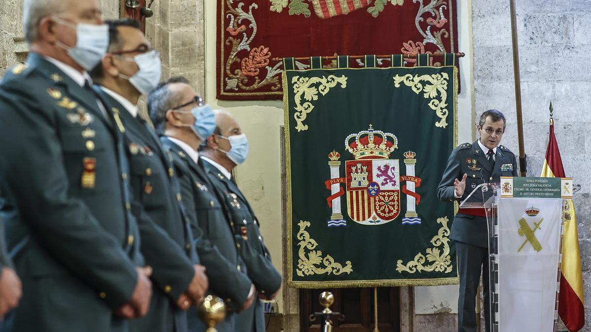 El general de brigada Arturo Prieto interviene durante su toma de posesión en València como nuevo jefe de la VI Zona de la Guardia Civil, Comunitat Valenciana.