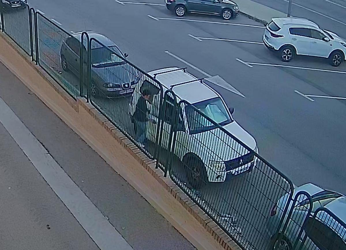 Las cámaras de seguridad captaron al sospechoso robando en los coches.