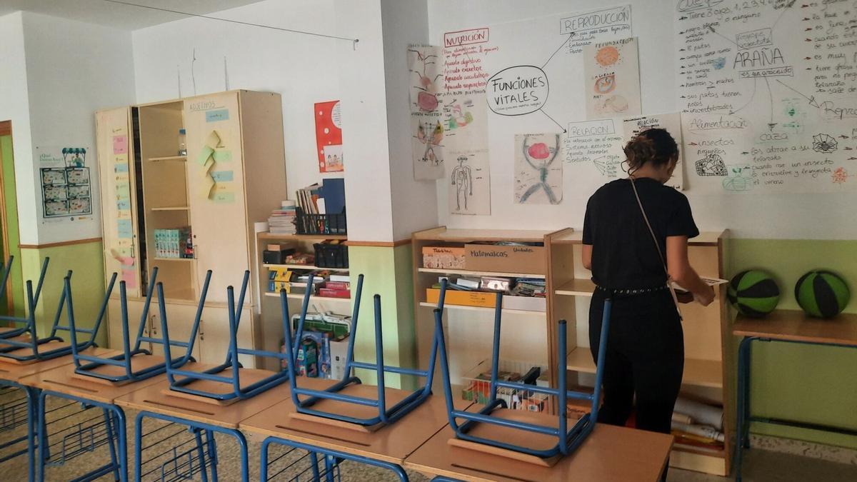 Una docente prepara su aula en el CEPR San José de Calasanz de Málaga.