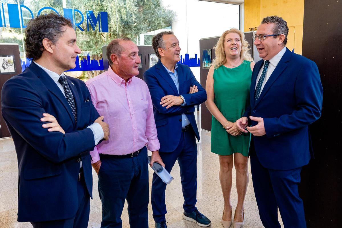 Los premiados junto al alcalde de Benidorm.