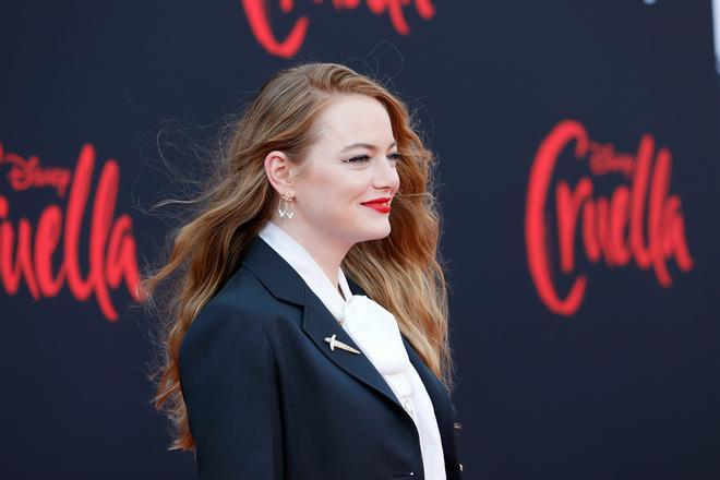 Primer plano de Emma Stone en la premiere de Cruella en Los Angeles