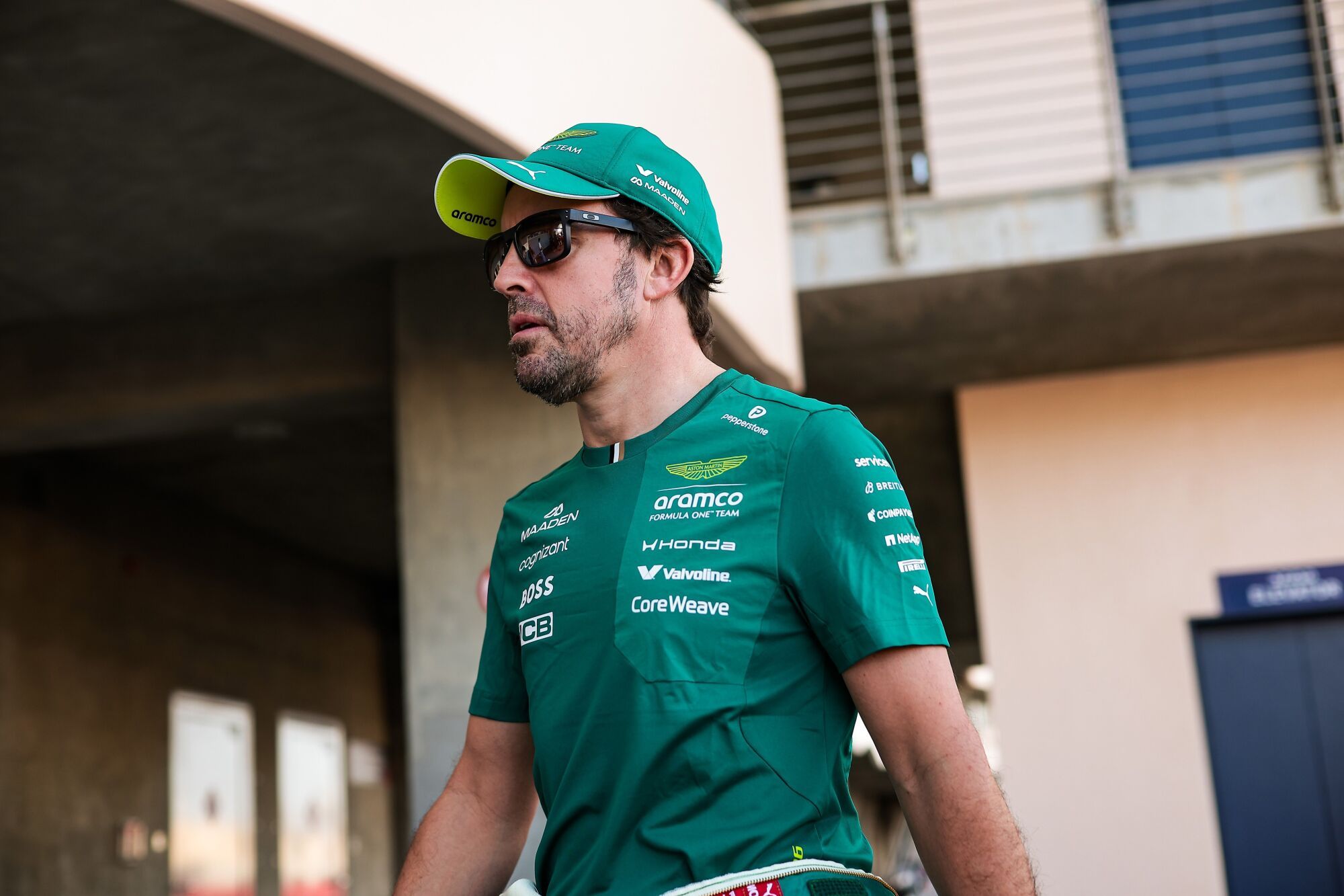 Las vibraciones en el AMR26 acentúan los problemas físicos de Alonso: "Veremos si tiene que parar"