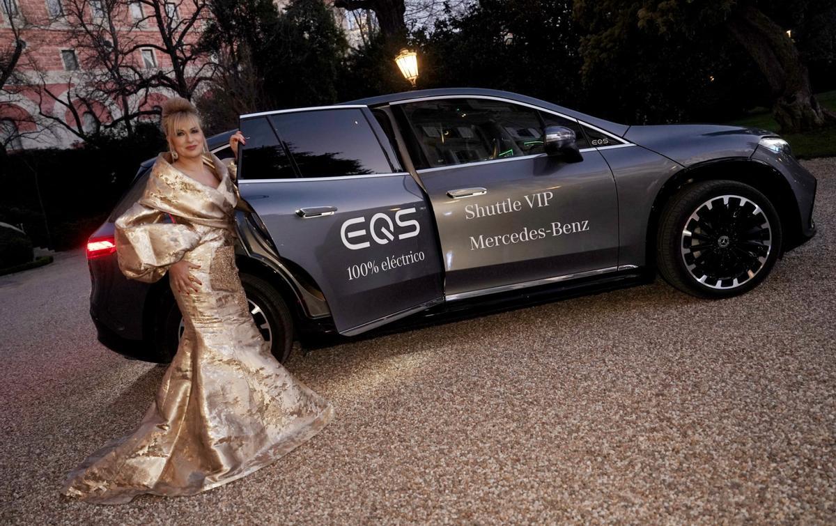 La soprano Pilar Jurado, a su llegada al evento en su EQS 580 4 Matic de Mercedes-Benz España.