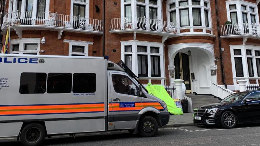 Un furgón policial frente a la Embajada de Ecuador.