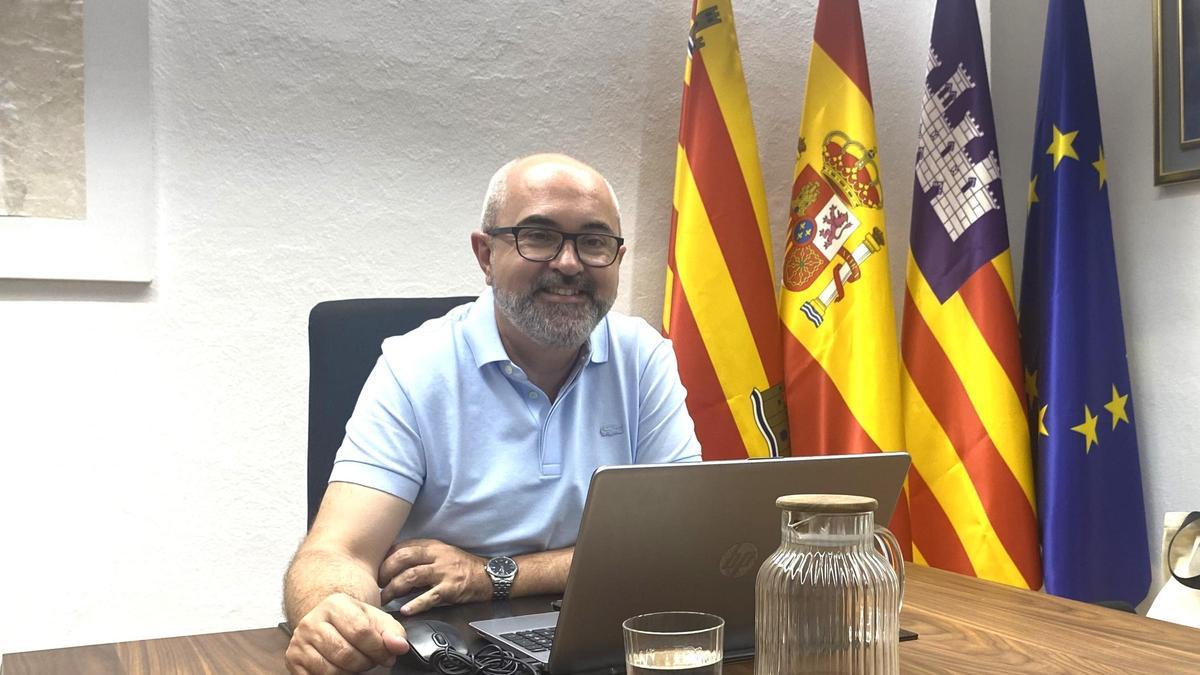 El alcalde de Sant Josep, Vicent Roig, tras la entrevista de ayer en el Ayuntamiento.