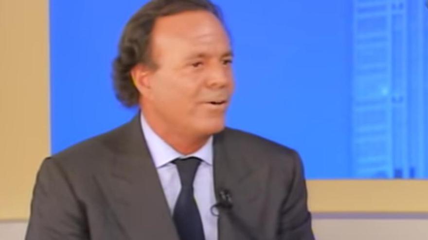 El beso sin consentimiento de Julio Iglesias a una presentadora de televisión vuelve a ser noticia tras el caso Rubiales