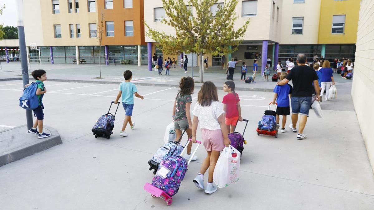 Varios alumnos acceden al colegio tras las vacaciones de verano.